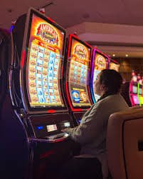 Pengguna menikmati berbagai jenis permainan sports dan casino melalui akses perangkat mobile modern